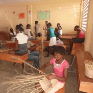 Niños realizando manualidades durante un programa para jóvenes