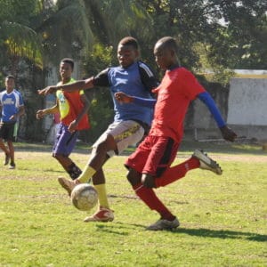 Jóvenes practicando fútbol