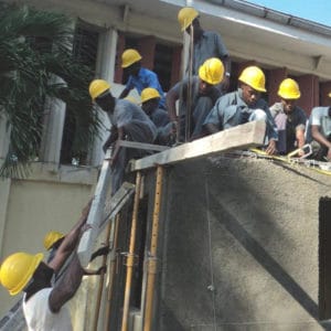 Estudiantes adquiriendo experiencia en la construcción de edificios