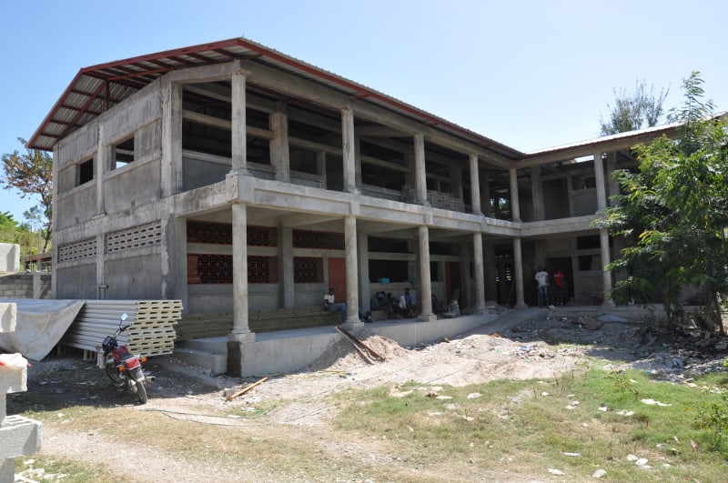 Le nouveau bâtiment de l'école en construction