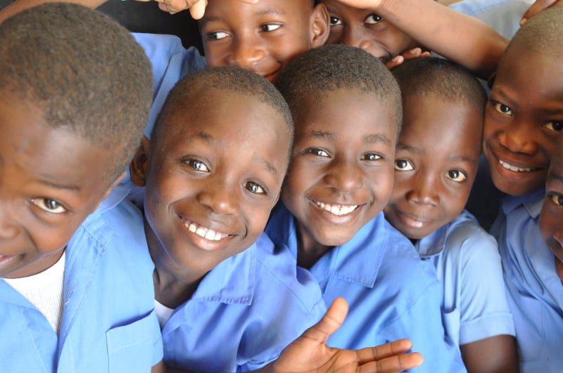 Enfants faisant la queue à Fort-Liberté