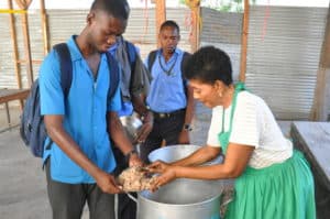 Programme d'alimentation scolaire en Haïti qui atteint 12 000 jeunes