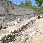 Construction sur le mur de soutènement de la chapelle Saint-Paul à Port-au-Prince