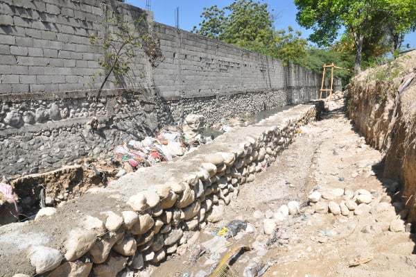 Construction sur le mur de soutènement de la chapelle Saint-Paul à Port-au-Prince