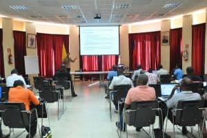 Dr. Yannick Daoudi, consultant pédagogique, présentant au personnel des centres de formation professionnelle