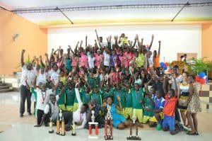 Les jeunes du Cap-Haïtien célèbrent après la cérémonie de remise des prix